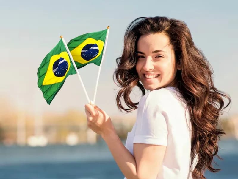 mulher segurando bandeiras